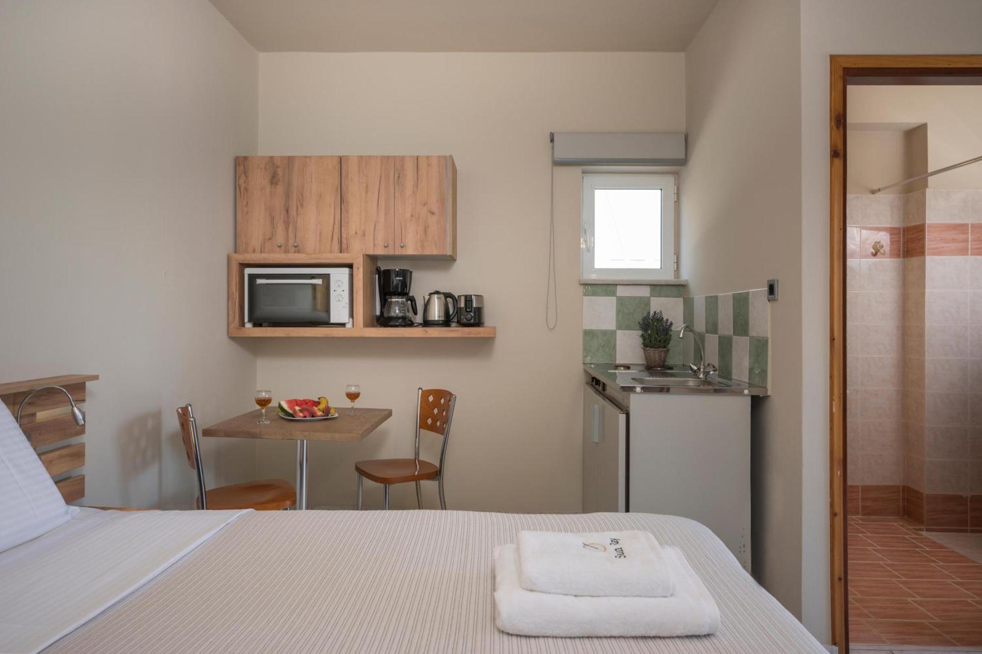 Sun Ray Luxury Apartments Agia Marina Habitación foto
